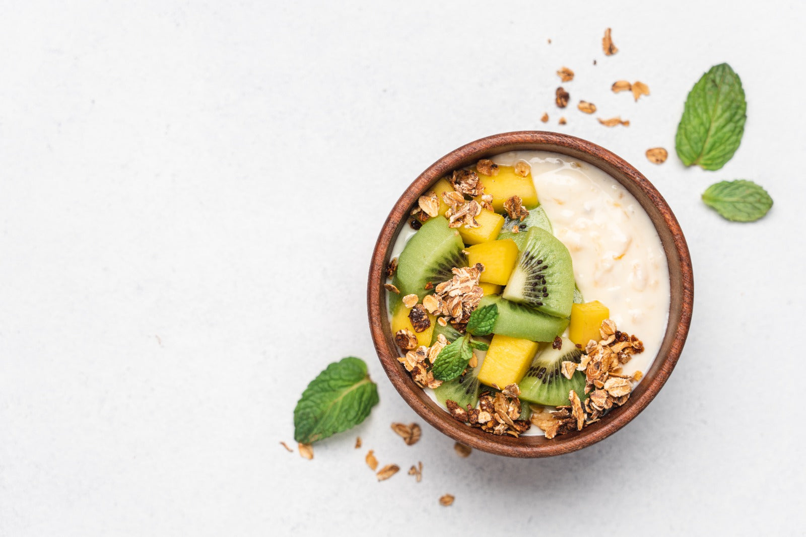 Bowl Tropical de Yogur Vainilla: Un Toque Exótico de Mango, Kiwi y Granola Crujiente✨🤩